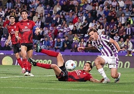 Jorge Delgado no llega a rematar una acción ofensiva del Pucela.