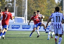 Una acción del partido disputado este domingo por el Promesas en el campo del Bergantiños.