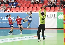 Monteagudo se dispone a lanzar en seis metros ante Ferrarin, excelsa todo el partido.