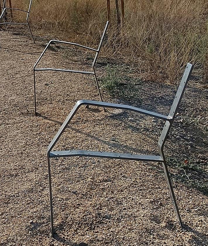 Imagen secundaria 2 - Crías de cisne en el Campo Grande y bancos antes y después de los robos en el parque 'El Tomillo'.