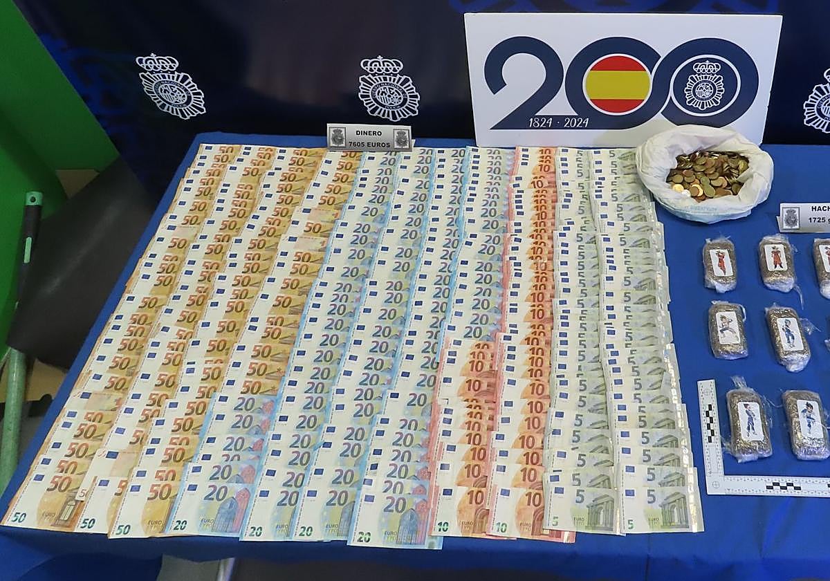 Cantidad de dinero y droga incautados tras la detención del individuo.