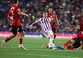 Chuki gana un balón dividido a un defensa del Mirandés.