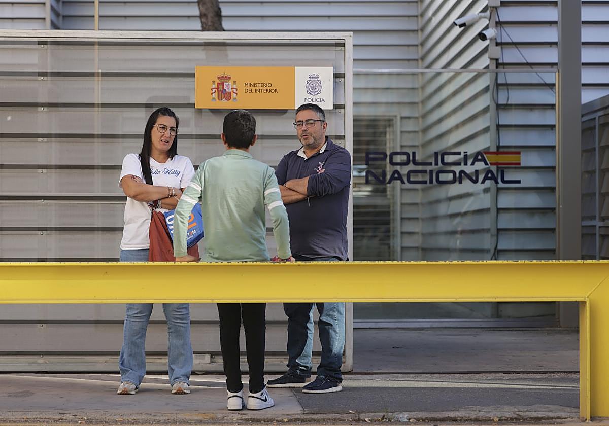 Los padres del menor, Silvia Vela y Raúl Acero, en el momento de presentar la denuncia en dependencias de la Policía Nacional.