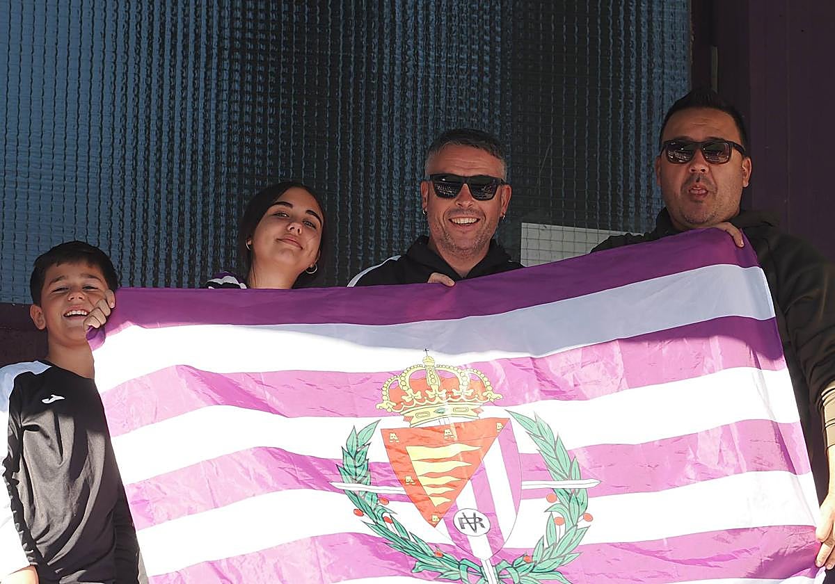 Aficionados posan en la grada de Zorrilla en el Real Valladolid-Mirandés
