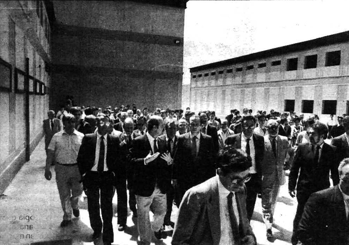 Imagen principal - Arriba, comitiva el día de la inauguración de la cárcel, el 22 de junio de 1985. Abajo, pasillo del módulo de jóvenes y algunos reclusos en los primeros días de funcionamiento.
