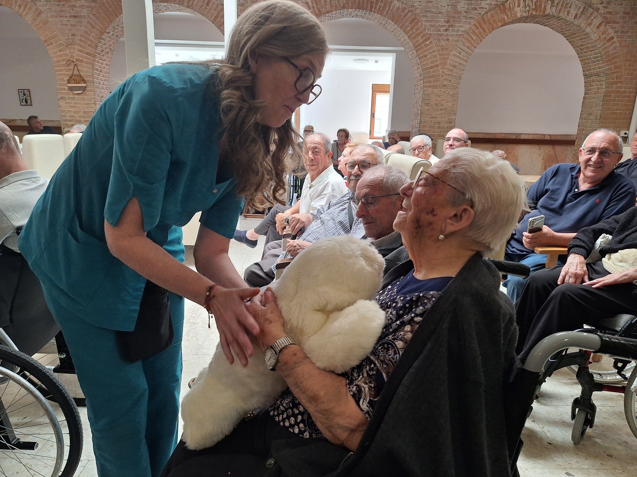 El robot Nuka llega a Mayorga para acompañar a las personas mayores