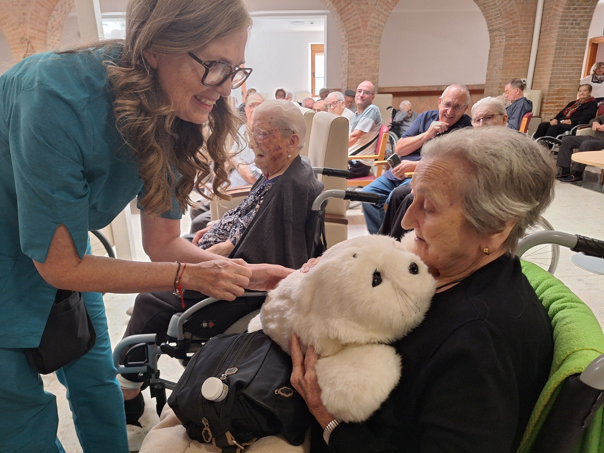 El robot Nuka llega a Mayorga para acompañar a las personas mayores