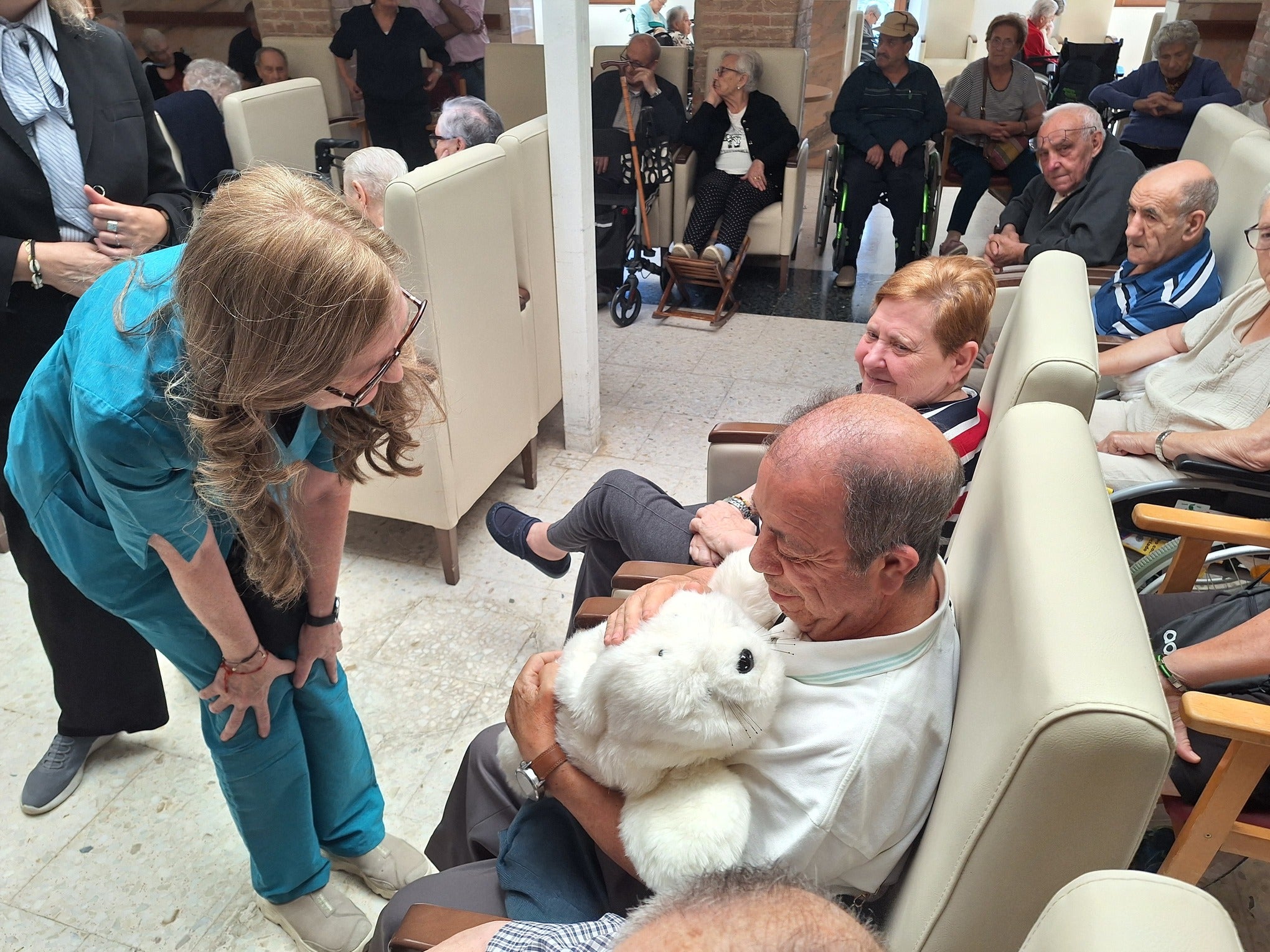 El robot Nuka llega a Mayorga para acompañar a las personas mayores