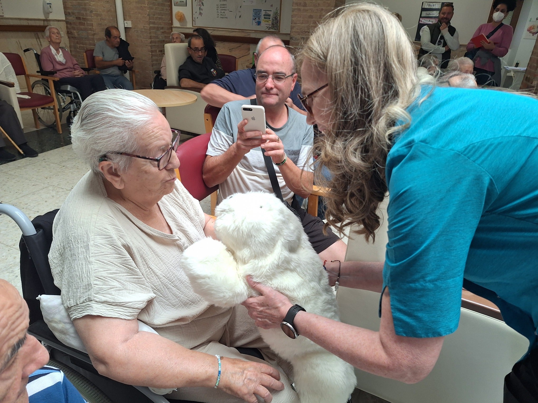 El robot Nuka llega a Mayorga para acompañar a las personas mayores