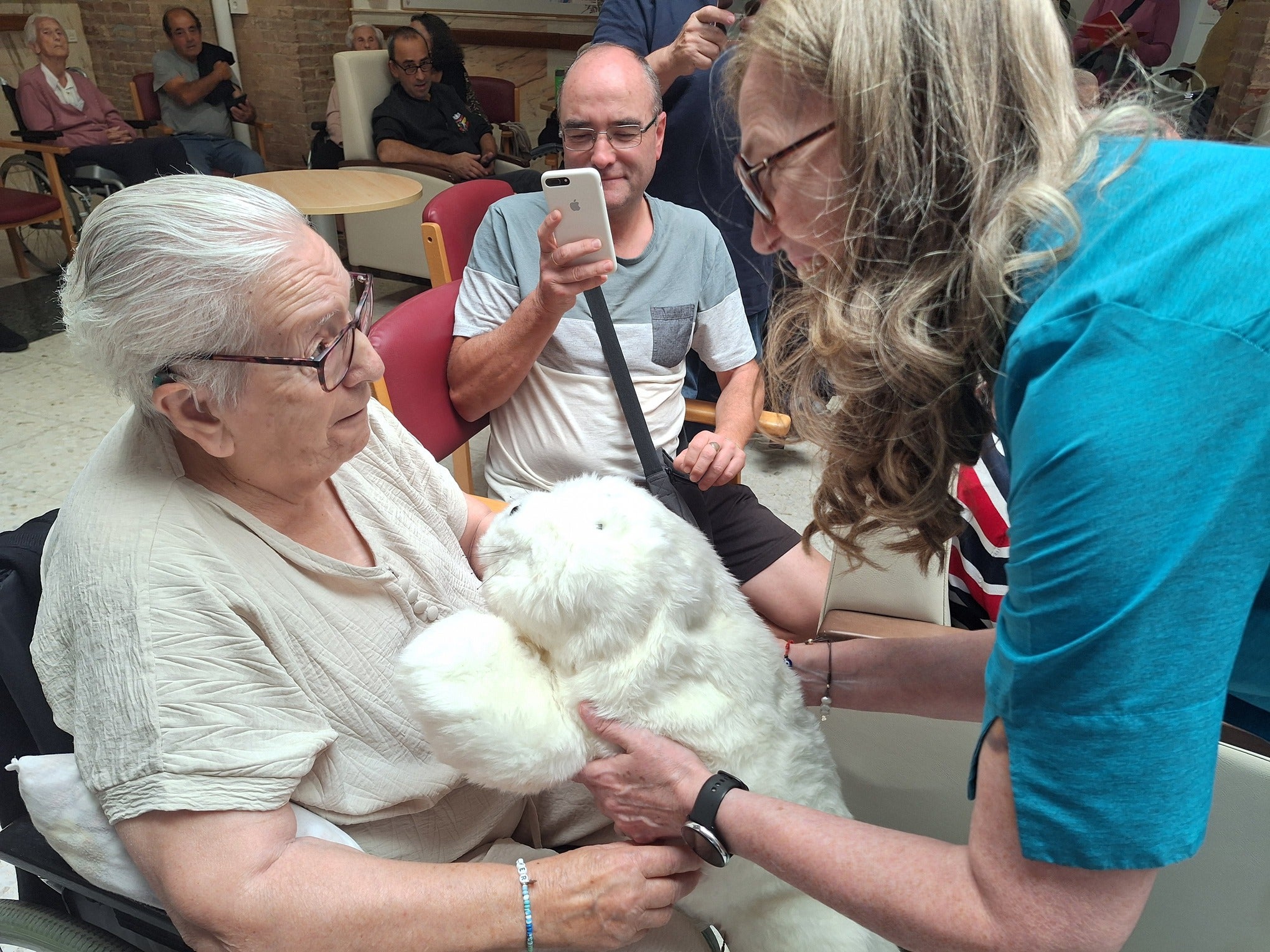 El robot Nuka llega a Mayorga para acompañar a las personas mayores