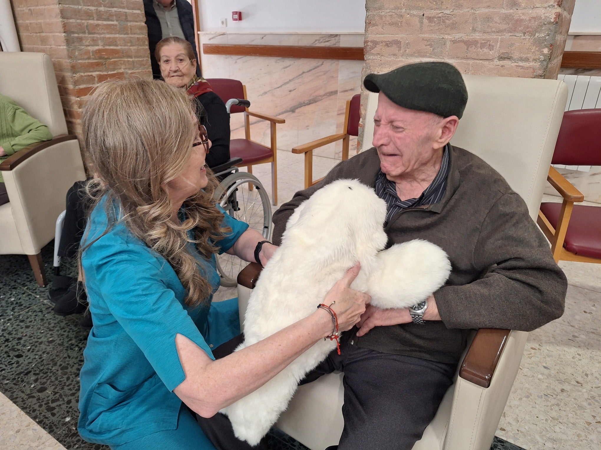 El robot Nuka llega a Mayorga para acompañar a las personas mayores