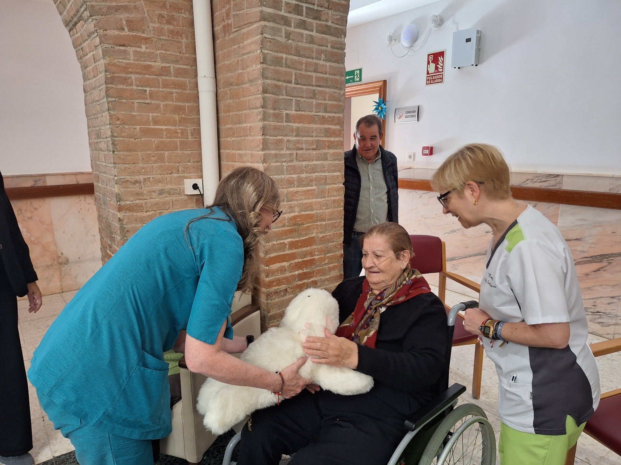 El robot Nuka llega a Mayorga para acompañar a las personas mayores