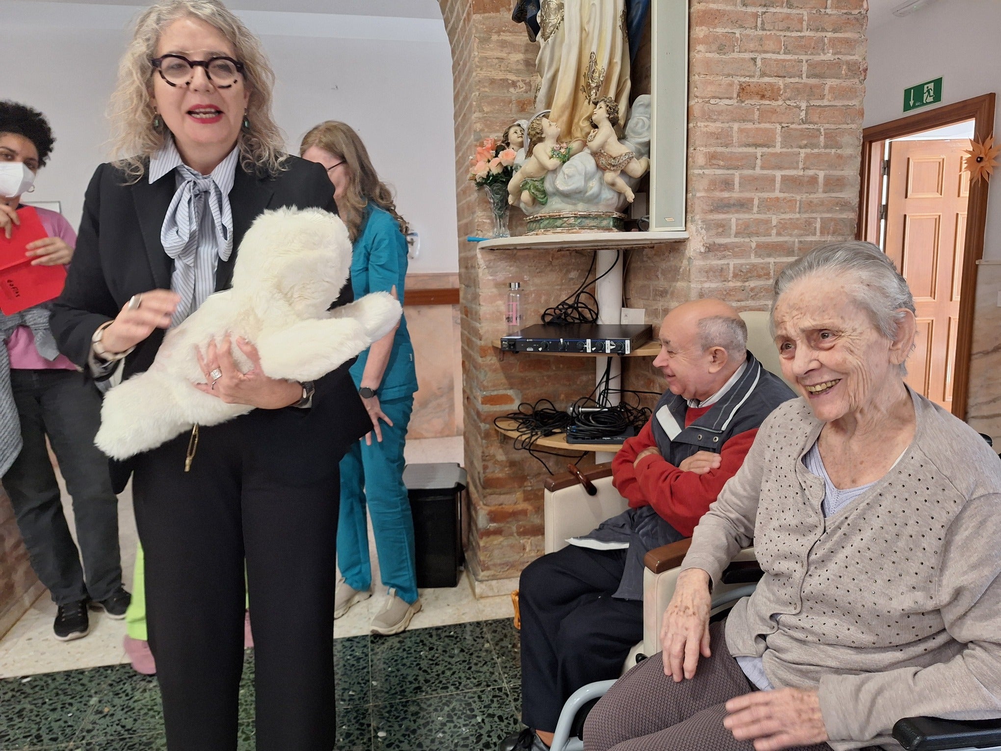 El robot Nuka llega a Mayorga para acompañar a las personas mayores