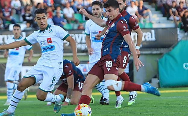 René dispara para hacer el 1-0.