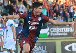 René celebra el 1-0 ante el Coruxo.