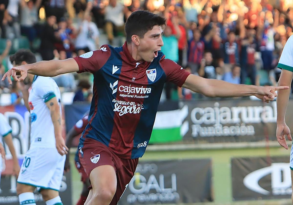 René celebra el 1-0 ante el Coruxo.