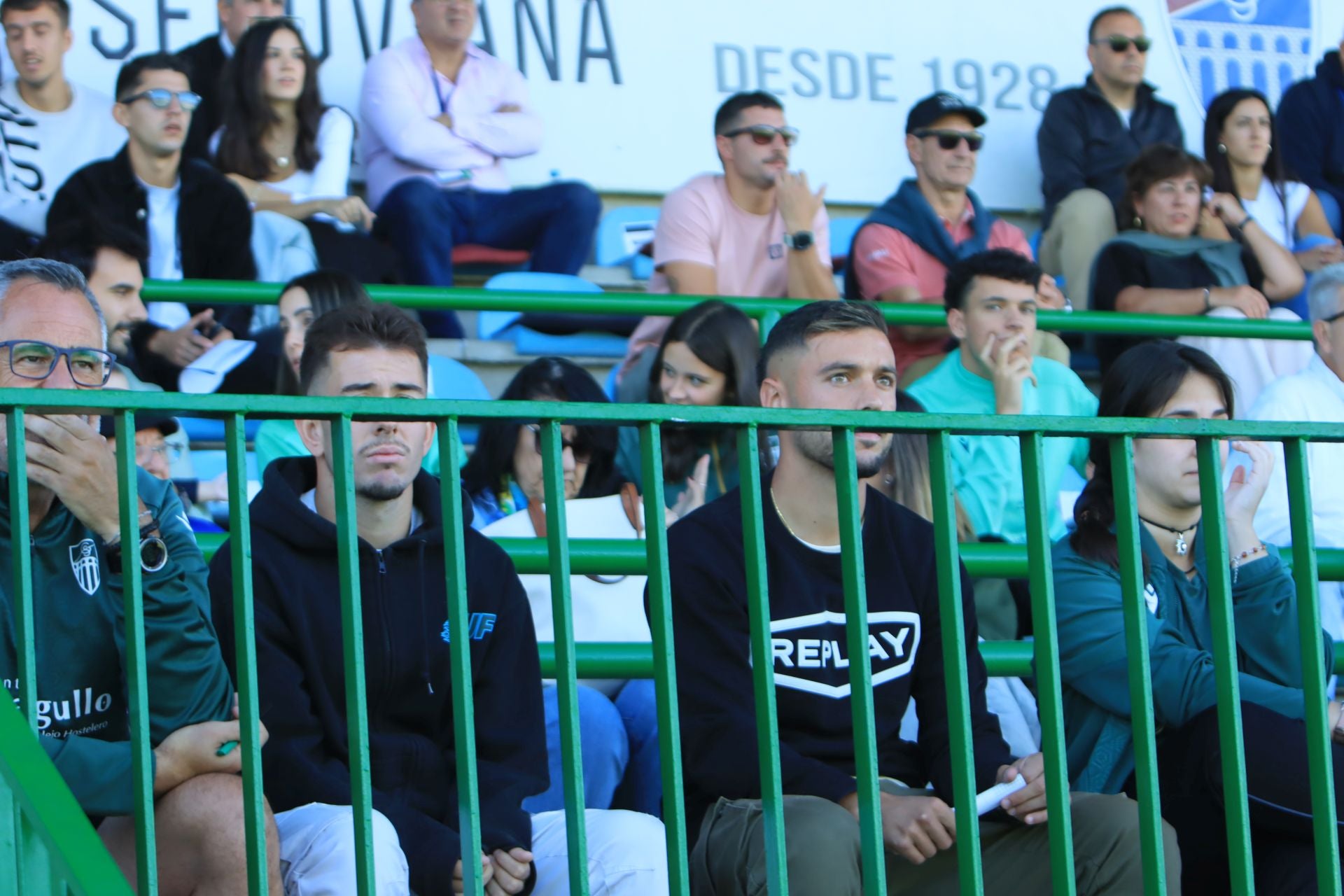 Búscate en las gradas de La Albuera durante el partido de la Segoviana