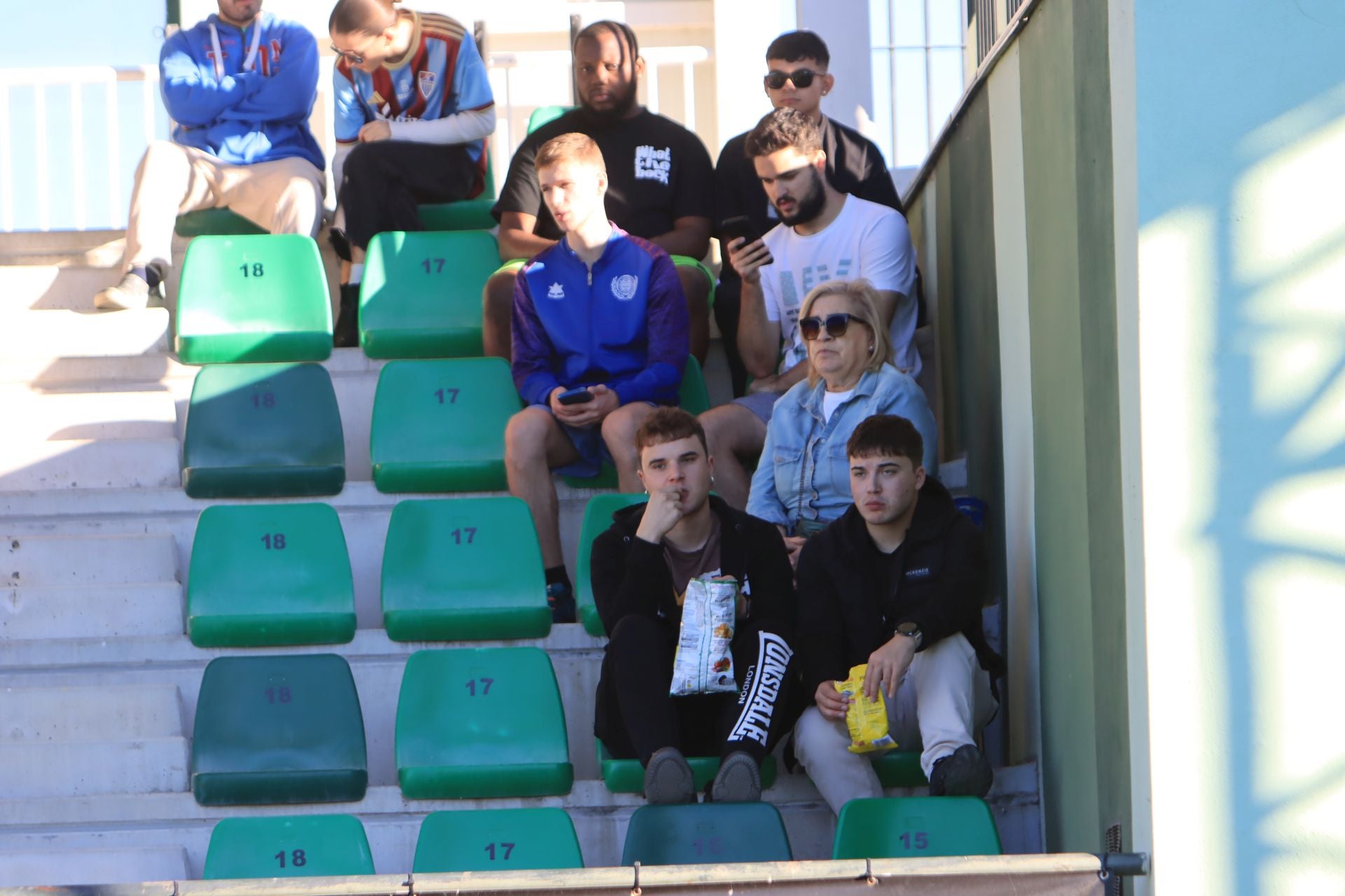 Búscate en las gradas de La Albuera durante el partido de la Segoviana