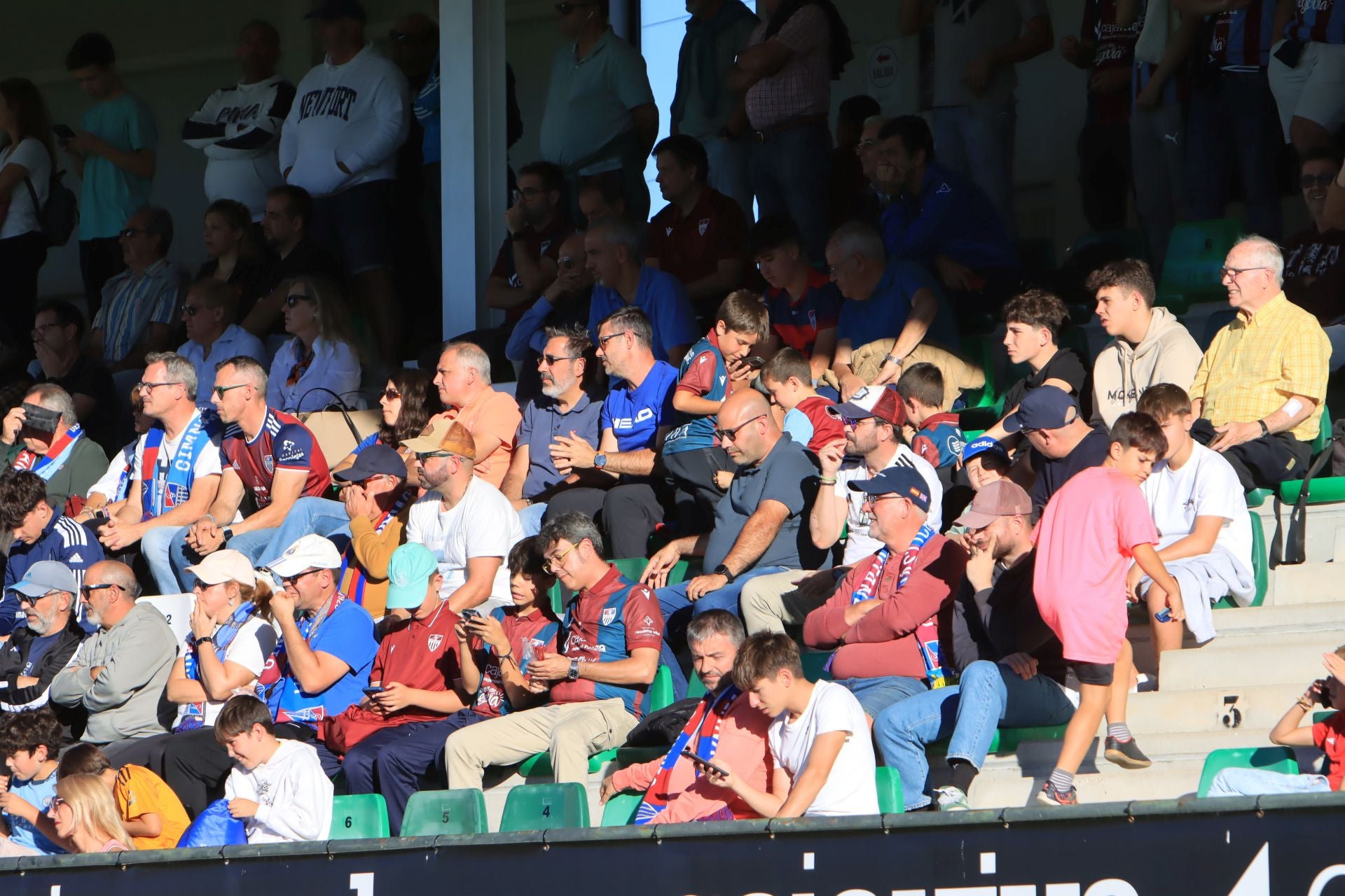 Búscate en las gradas de La Albuera durante el partido de la Segoviana