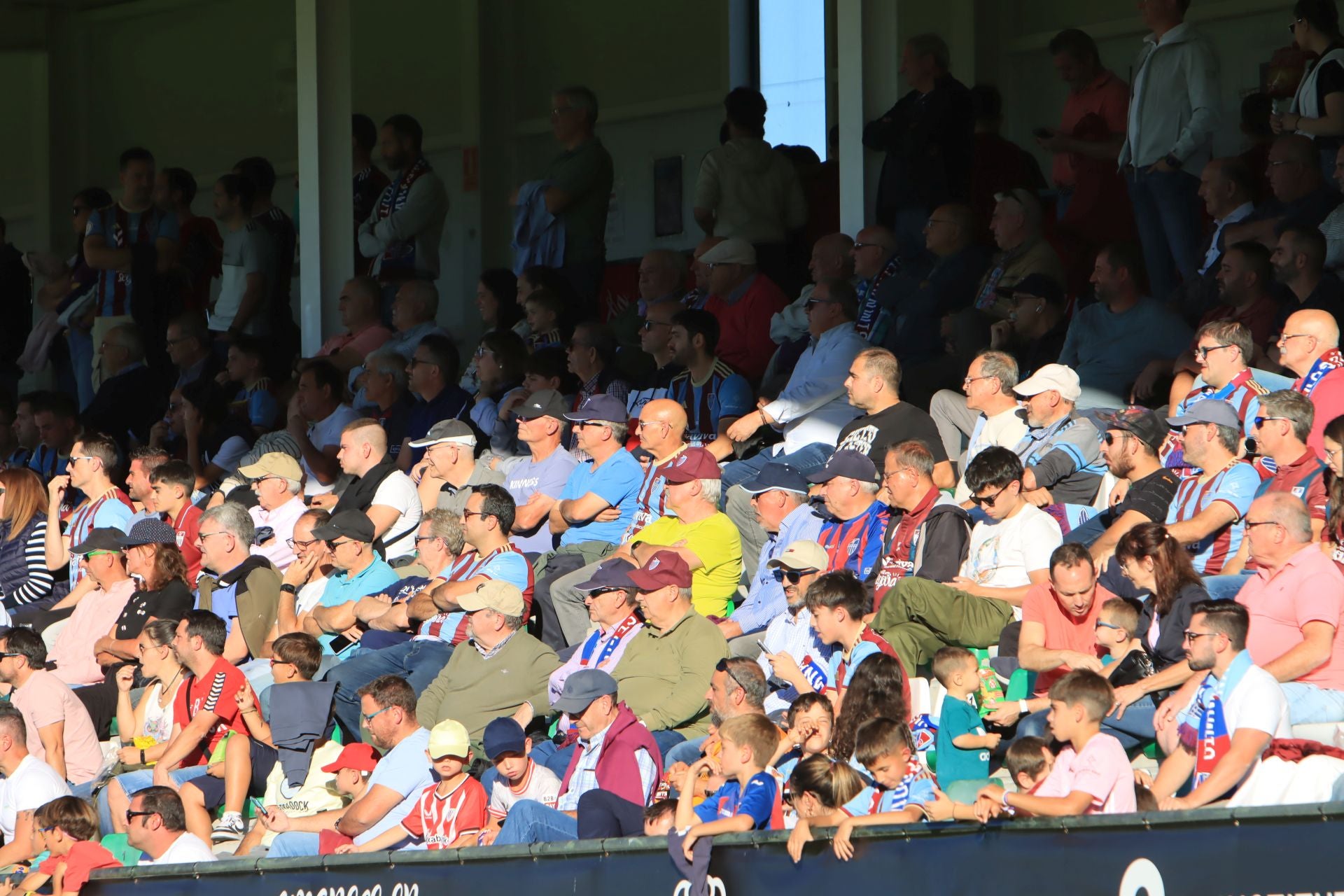 Búscate en las gradas de La Albuera durante el partido de la Segoviana