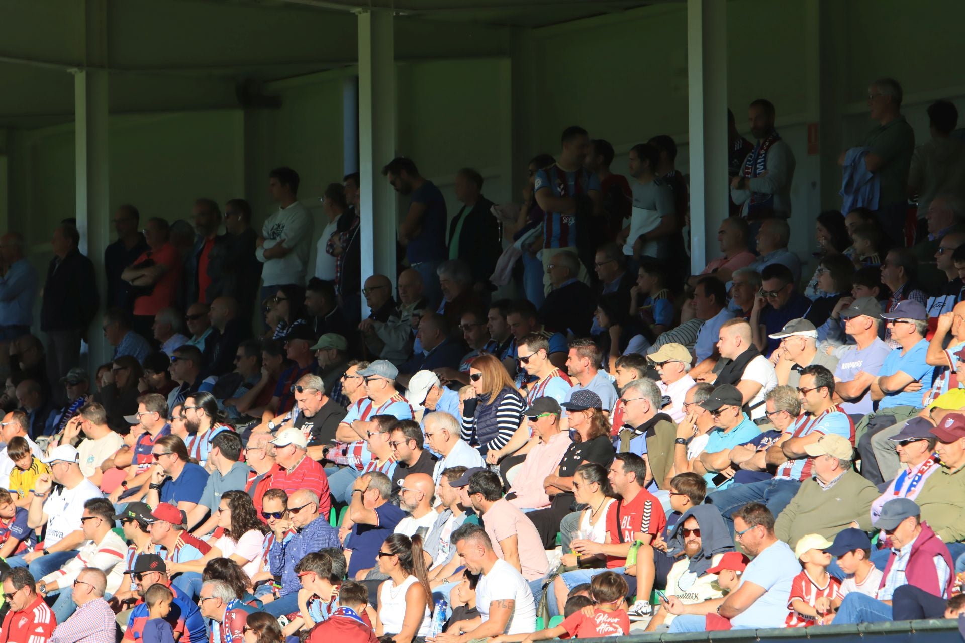 Búscate en las gradas de La Albuera durante el partido de la Segoviana