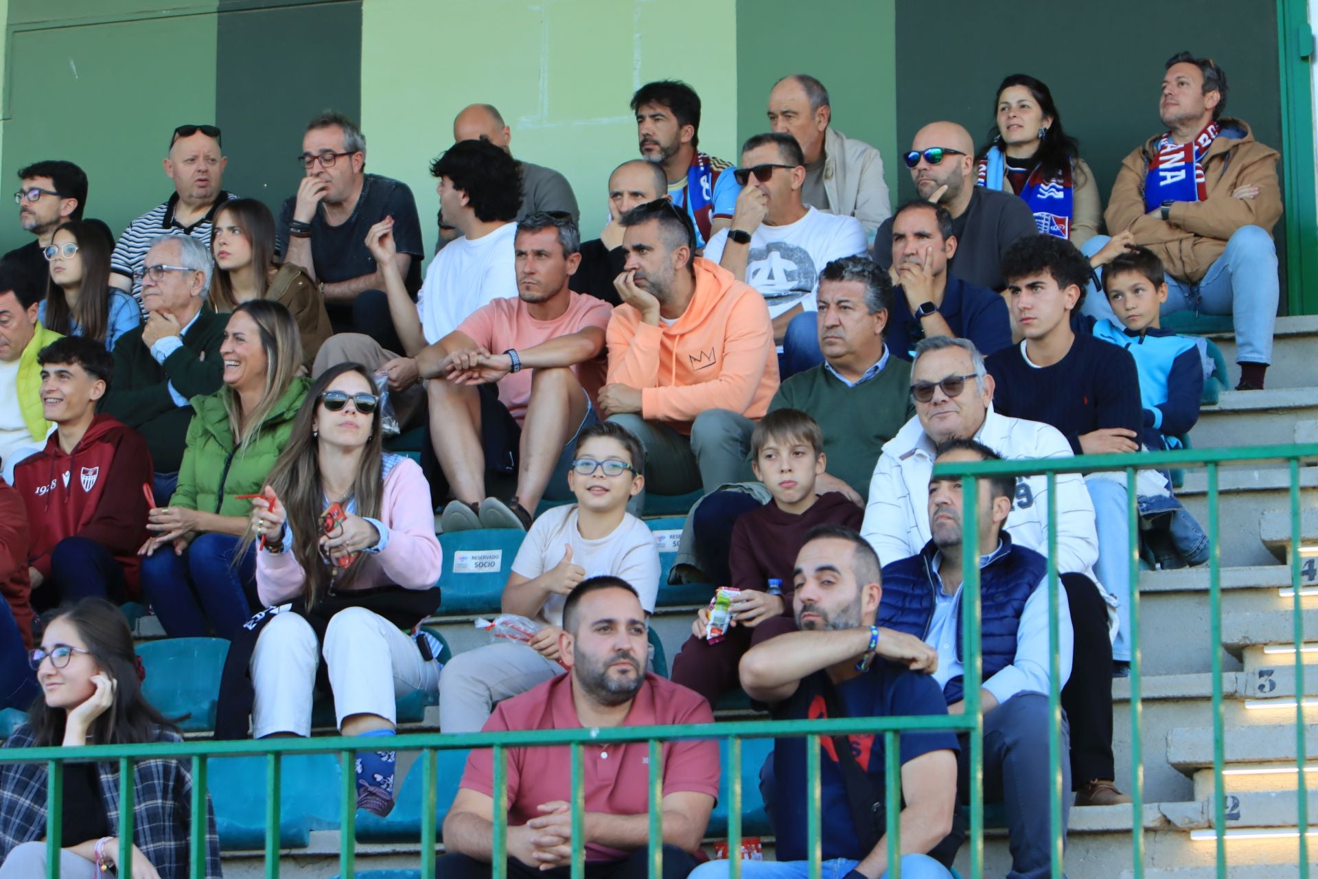 Búscate en las gradas de La Albuera durante el partido de la Segoviana