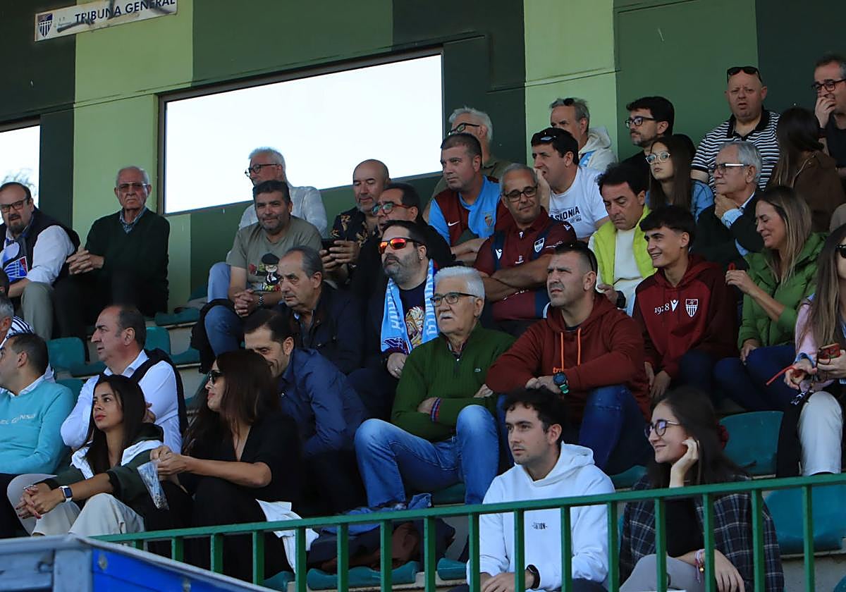 Búscate en las gradas de La Albuera durante el partido de la Segoviana