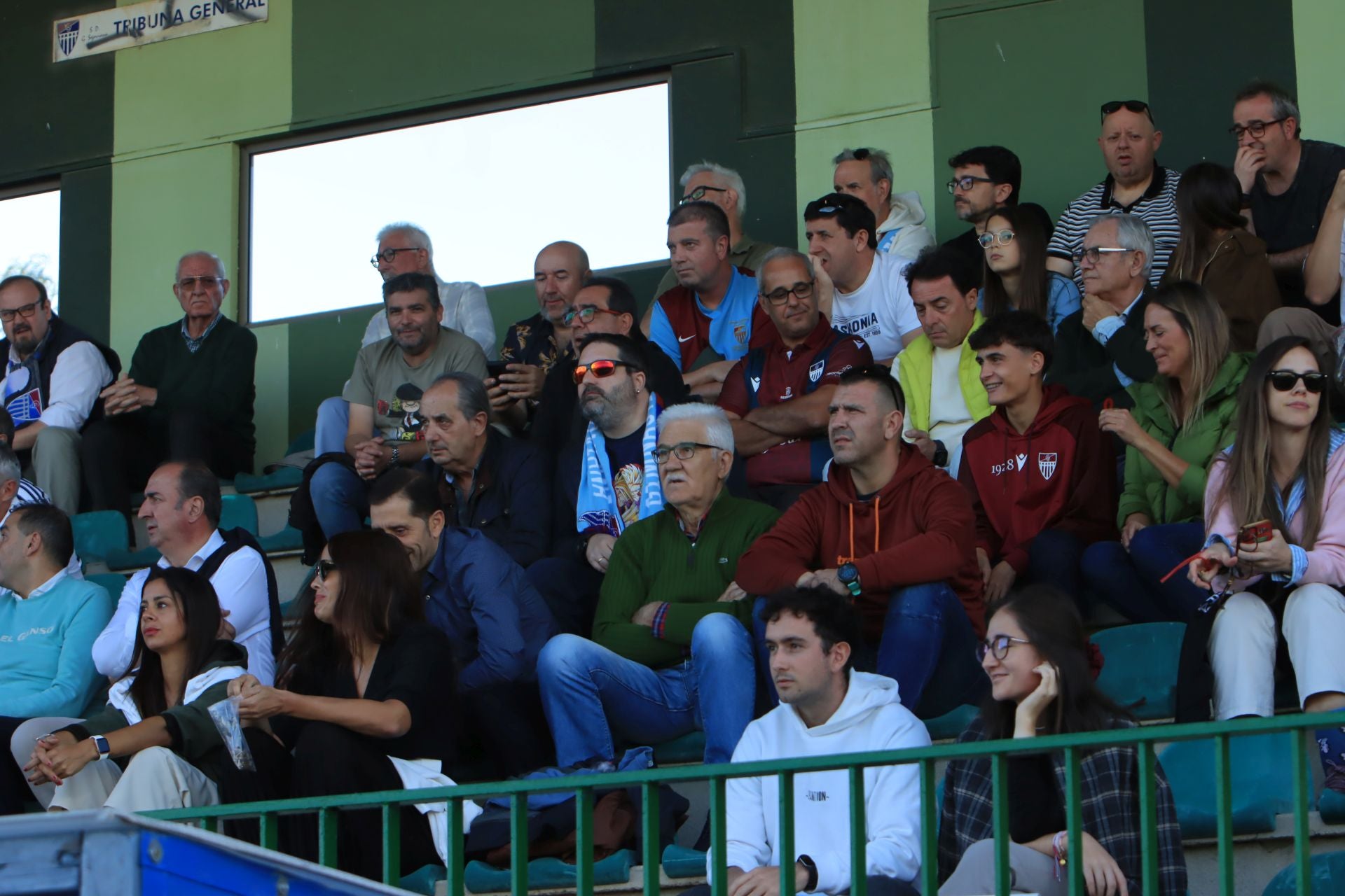 Búscate en las gradas de La Albuera durante el partido de la Segoviana