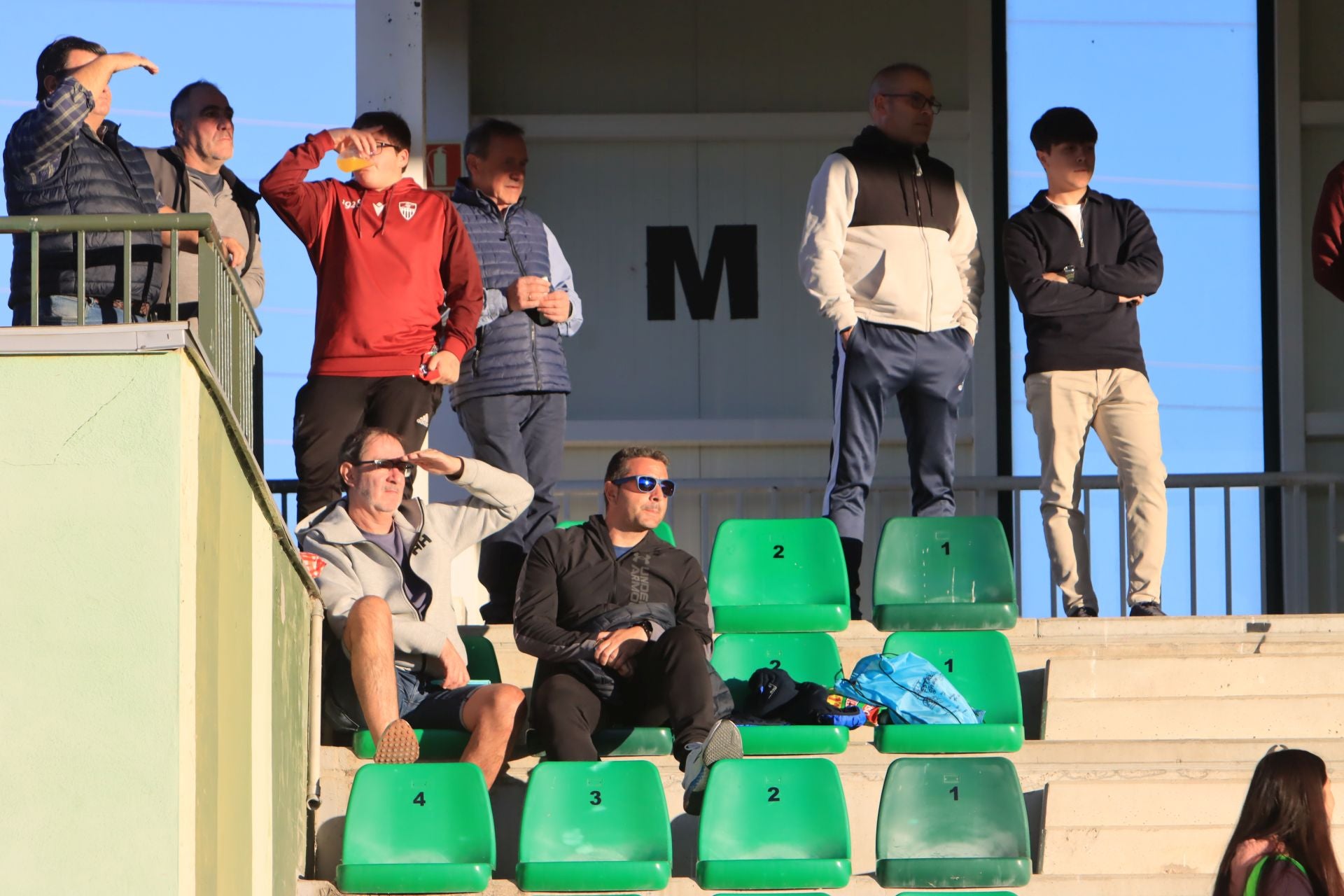 Búscate en las gradas de La Albuera durante el partido de la Segoviana