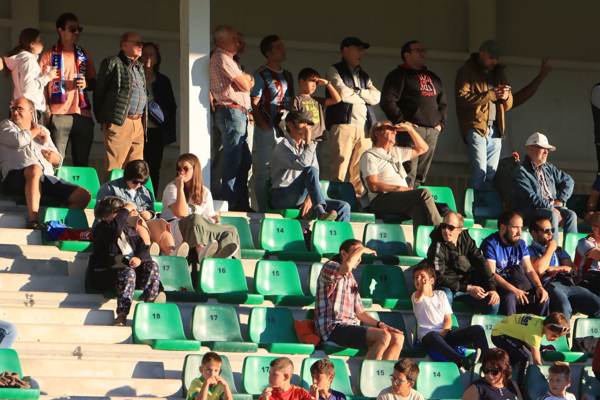Búscate en las gradas de La Albuera durante el partido de la Segoviana