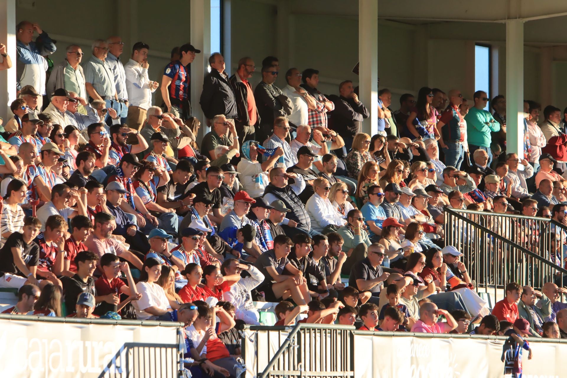 Búscate en las gradas de La Albuera durante el partido de la Segoviana