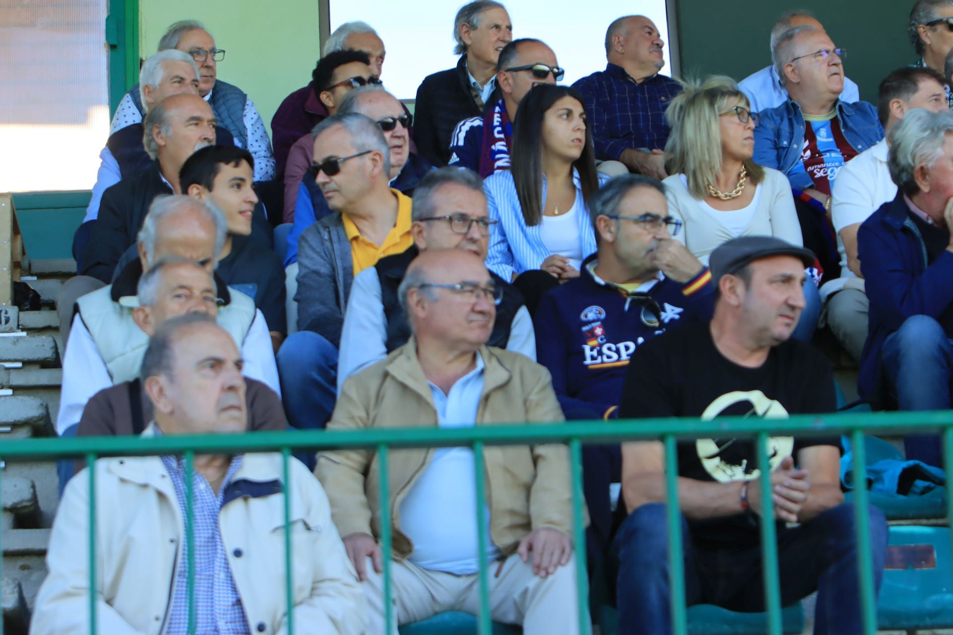 Búscate en las gradas de La Albuera durante el partido de la Segoviana