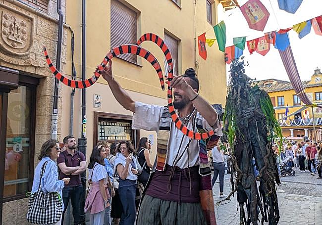 Malabaristas y criaturas fantásticas dieron vida también en las calles de este mercado