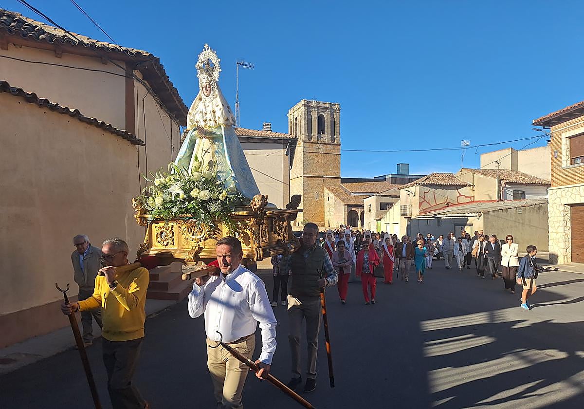 La procesión de la Virgen del Rosario a su salida de la iglesia de San Ginés