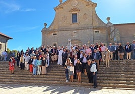 Foto histórica de los vecinos junto a la Virgen del Rosario frente a la fachada de la colegiata