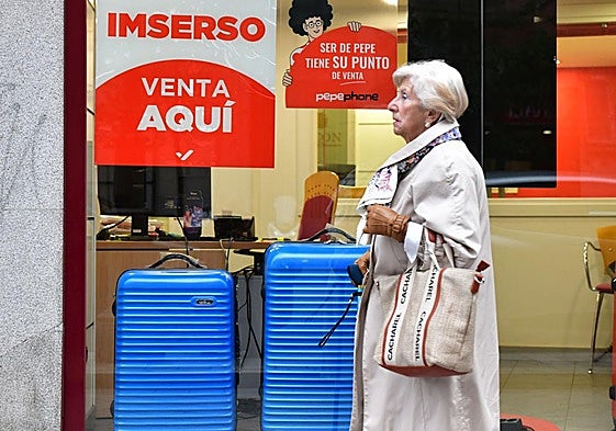 Venta de viajes de Imserso en una agencia de viajes de Valladolid, en imagen de archivo.
