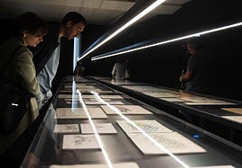 Visitantes en la exposición del Patio Herreriano