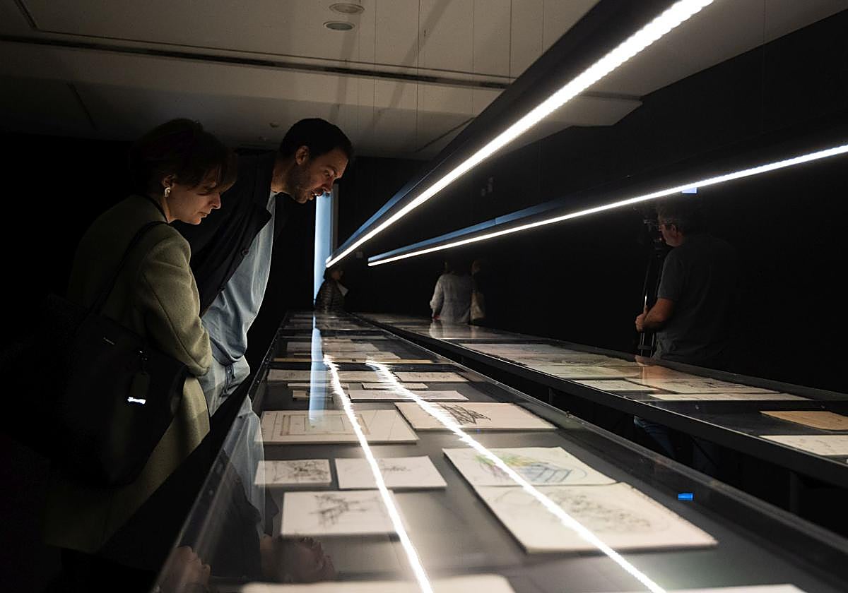 Las imágenes de la exposición sobre la prehistoria de la arquitectura en el Patio Herreriano