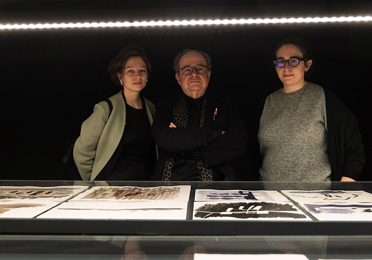 Primitivo González, con sus hijas, también arquitectas, Ara y Noa, en el Patio Herreriano.