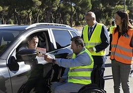 El responsable de Aspaym, Fran Sardón, el subdelegado del Gobierno, Jacinto Canales, y la subjefa provincial de Tráfico, Laura Tejedor, hablan con un conductor.