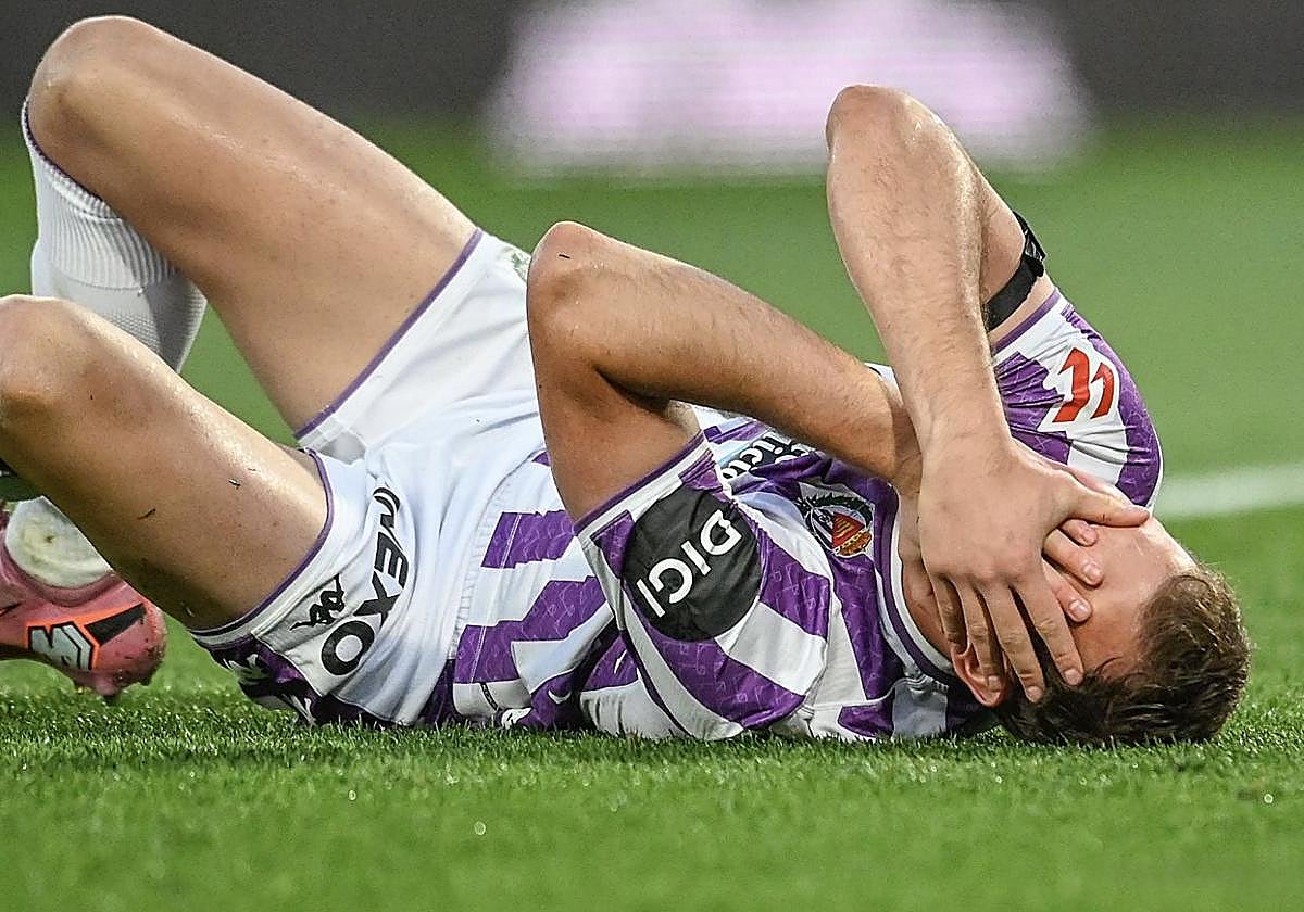 Juami Latasa, tendido en el suelo tras recibir un golpe durante el último Real Valladolid-Mirandés