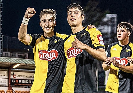 Los jugadores del Club Portugalete celebran un gol esta temporada.