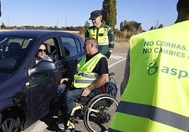 Miguel García explica su situación a un conductor dentro de la campaña de la DGT para evitar distracciones al volante, este lues en la CL-615.