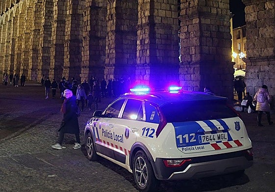 Coche de la Policía Local en las inmediaciones del Acueducto de Segovia.