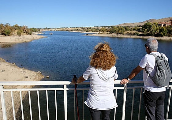Una pareja observa el estado del Pontón Alto, este lunes, con riberas que hace unos días estaban sumergidas.