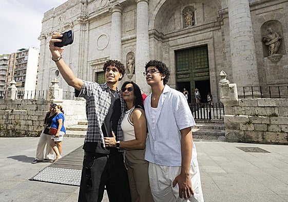 Turistas el pasado verano ante la Catedral de Valladolid.