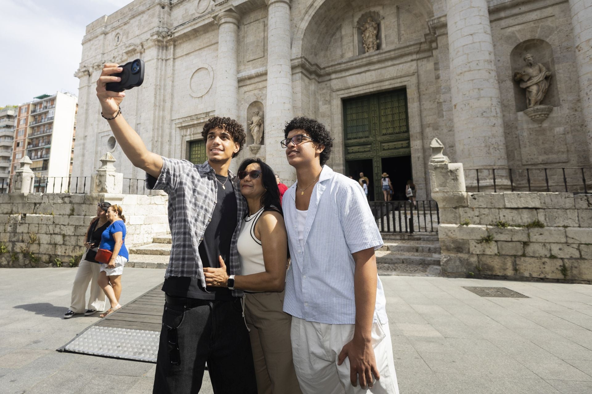 Turistas el pasado verano ante la Catedral de Valladolid.