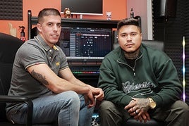 Viti Larios y Jey Lp, en el estudio donde trabajan su música.