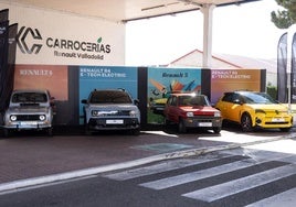 Antiguas y nuevas versiones (e-tech electric) de los Renault 4 y 5 expuestos