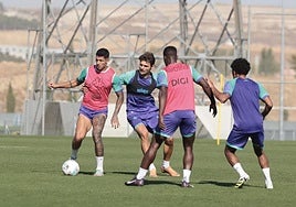 Juric sujeta a Marcos André (con balón) en presencia de otros futbolistas durante la sesión matinal del Real Valladolid celebrada este martes